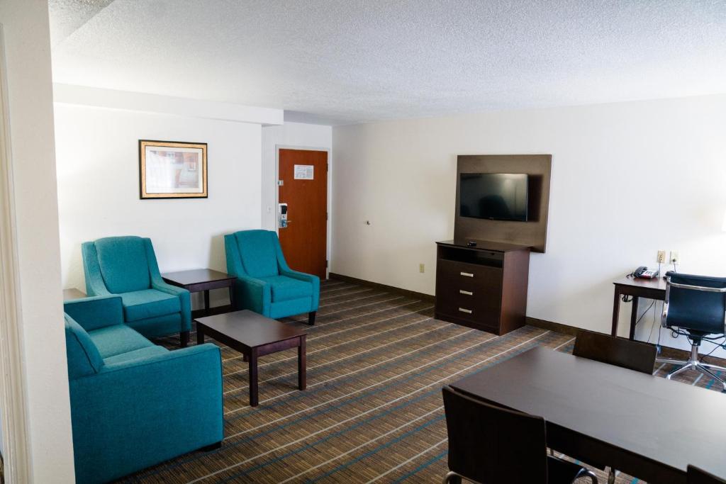 1 Queen Bed 1 Bedroom Suite with fully equipped kitchen at Mainstay Suites Knoxville